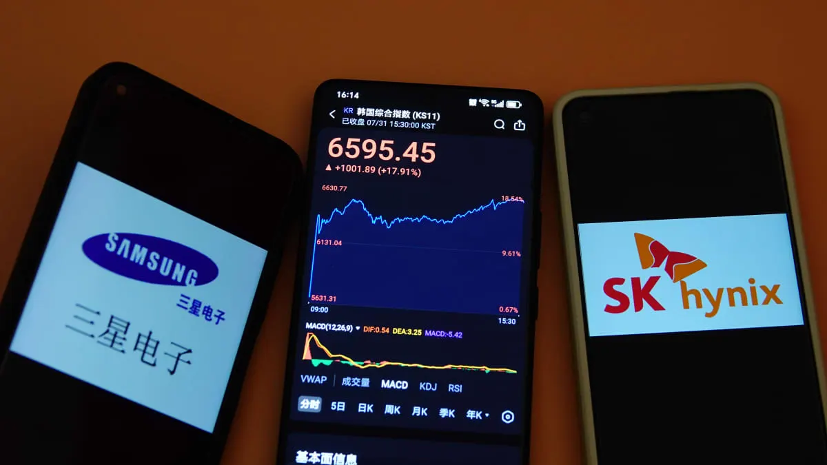 Three phones on orange background showing Samsung and SK Hynix logos and a Korean stock index chart.