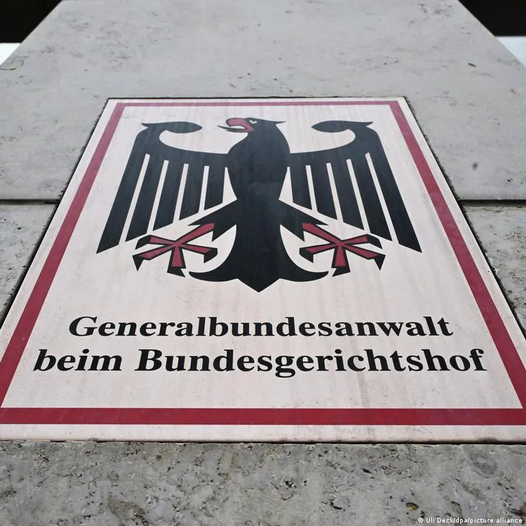 Photo of a plaque with federal eagle emblem reading Generalbundesanwalt beim Bundesgerichtshof