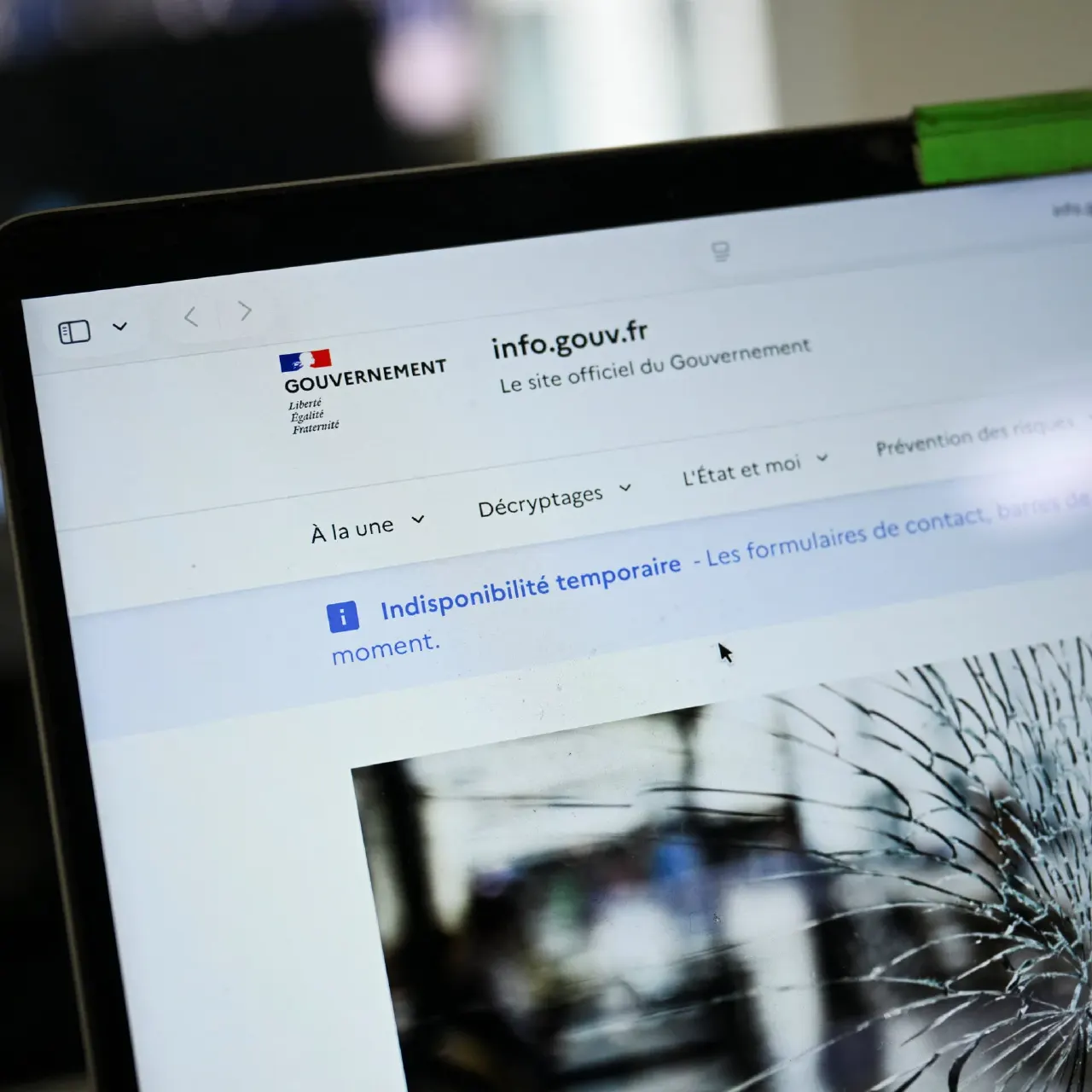 Laptop screen showing French government website info.gouv.fr with a temporary unavailability notice